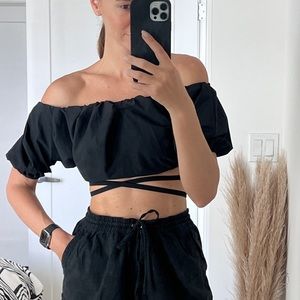 Short top with sleeves. Black color. Zara brand. Size S.